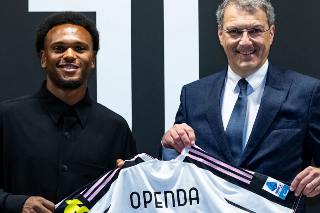 La presentazione di Openda con la maglia della Juventus
