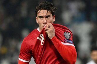 Dusan Vlahovic con la maglia della Serbia