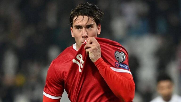 Dusan Vlahovic con la maglia della Serbia