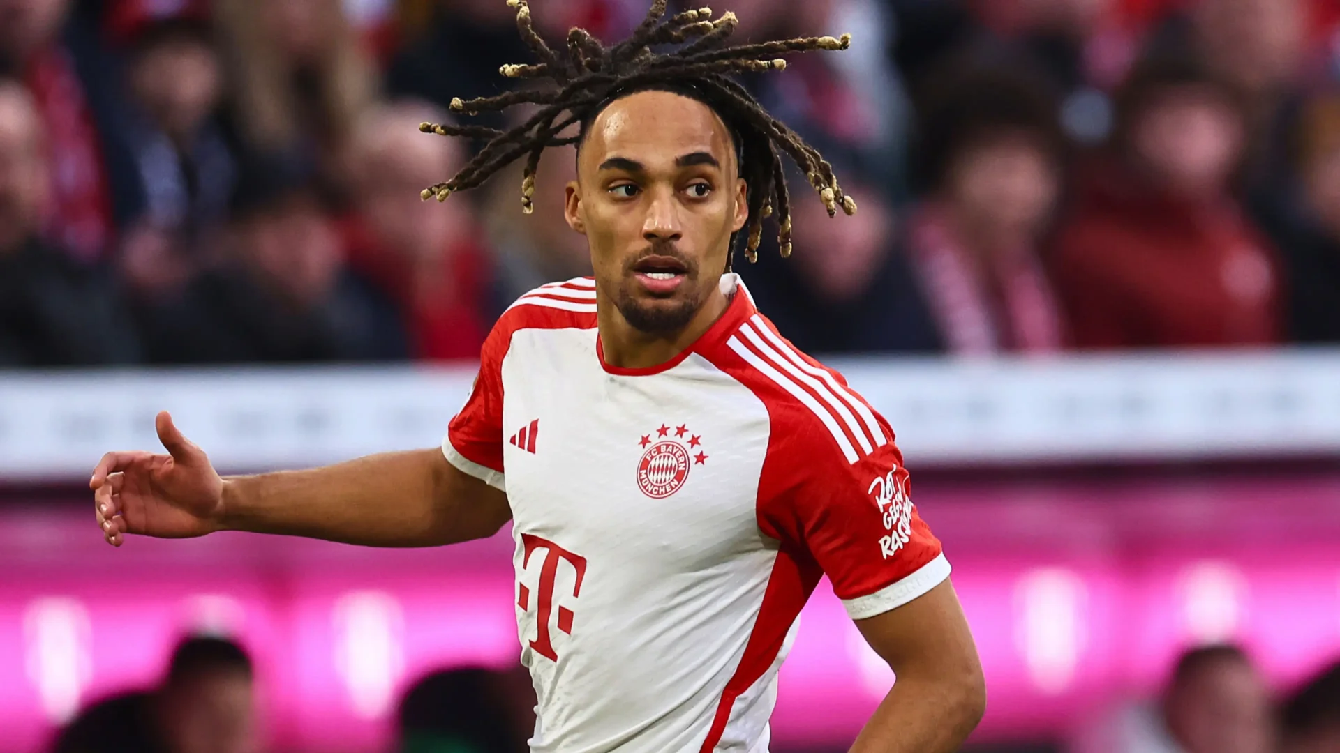 Sacha Boey con la maglia del Bayern Monaco