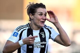 Cristiana Girelli esulta dopo un gol.