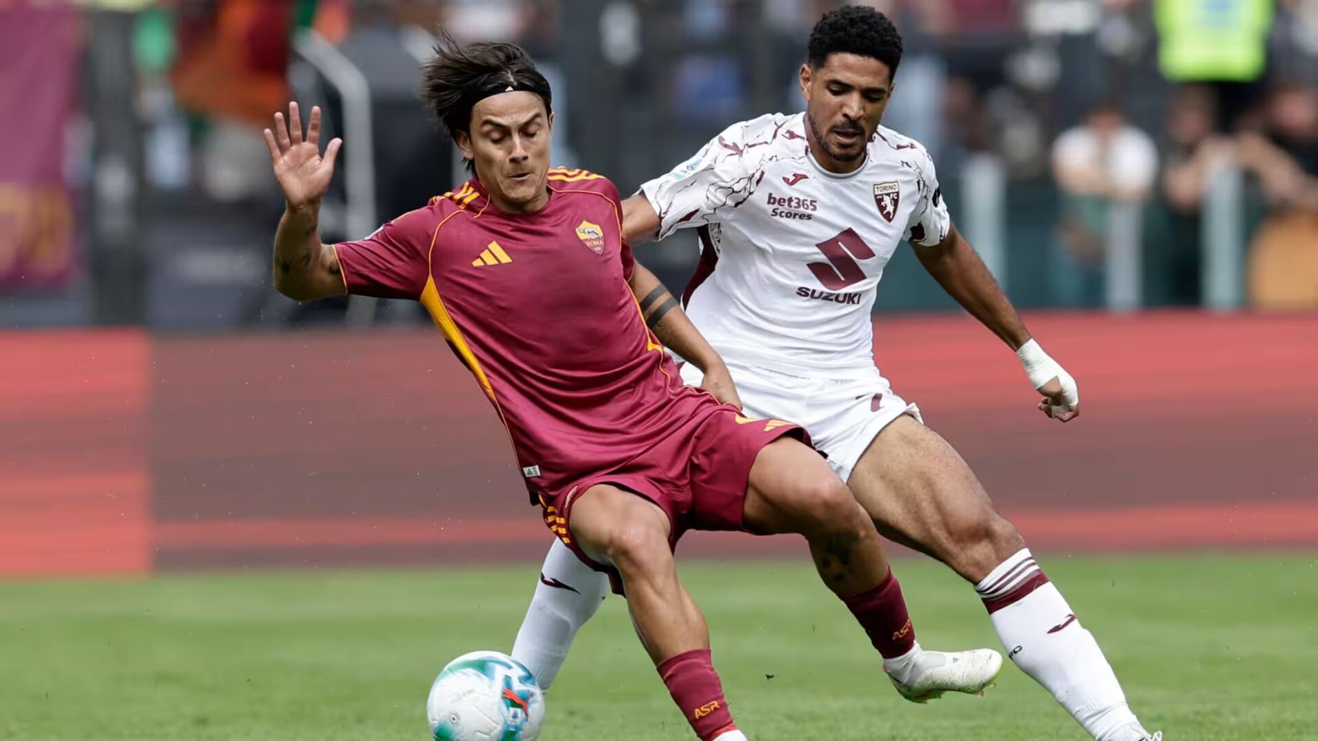 Paulo Dybala in azione con la maglia della Roma