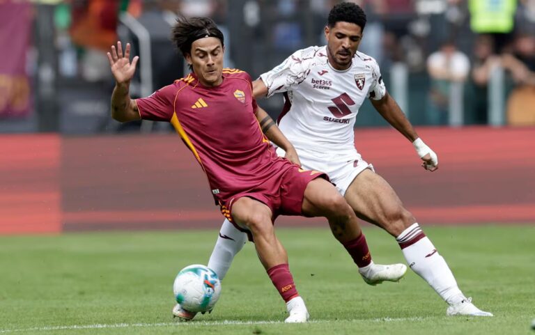 Paulo Dybala in azione con la maglia della Roma