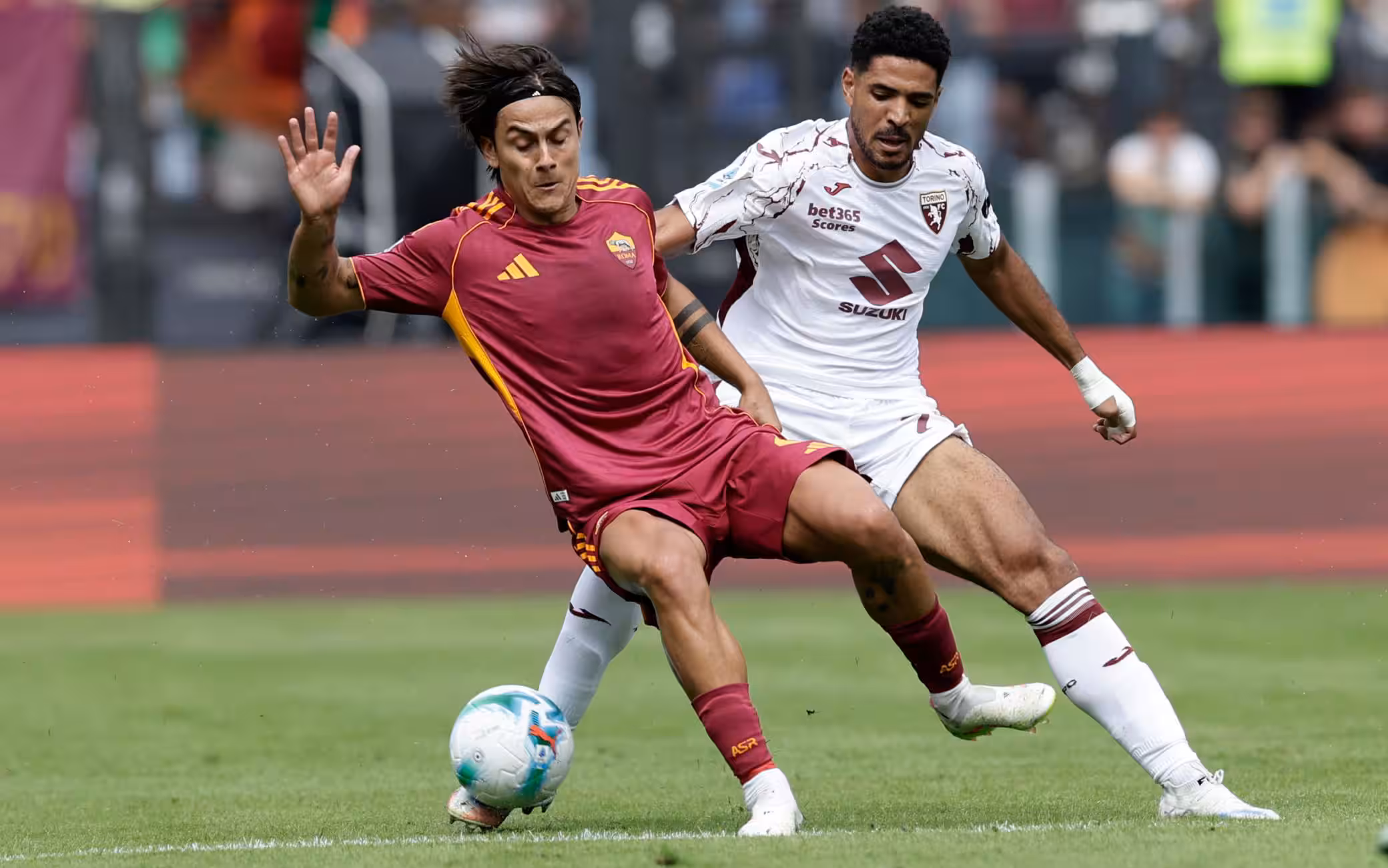 Paulo Dybala in azione con la maglia della Roma