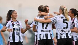 La Juventus femminile festeggia il gol