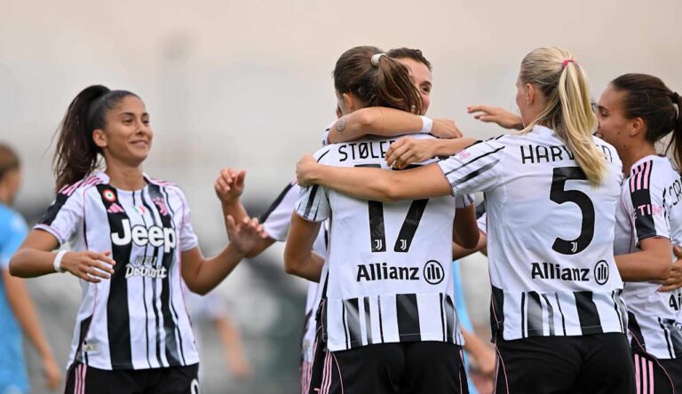 La Juventus femminile festeggia il gol