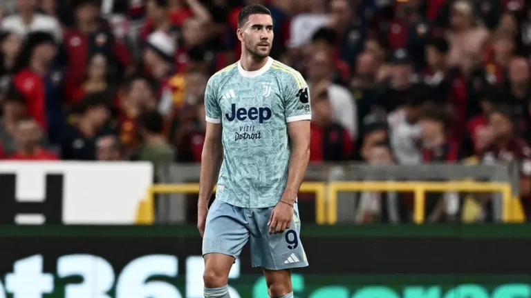 Dusan Vlahovic con la maglia della Juventus