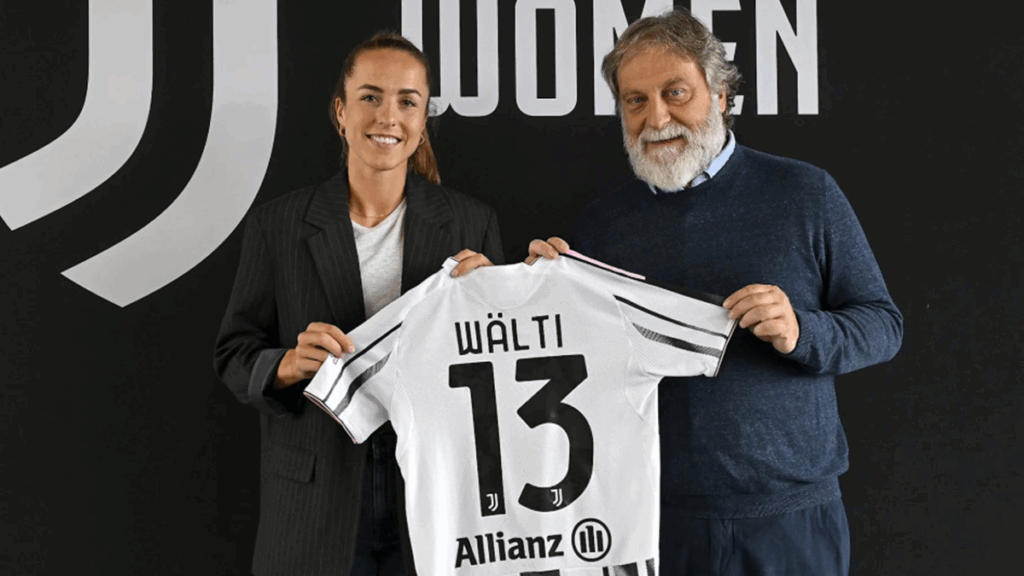 Lia Walti con la maglia della Juventus