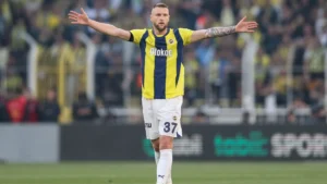 Skriniar con la maglia del Fenerbahce