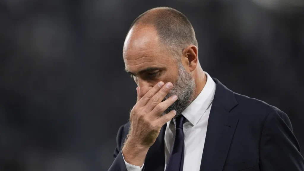 Tudor si mette la mano sulla faccia per nascondere la sua delusione