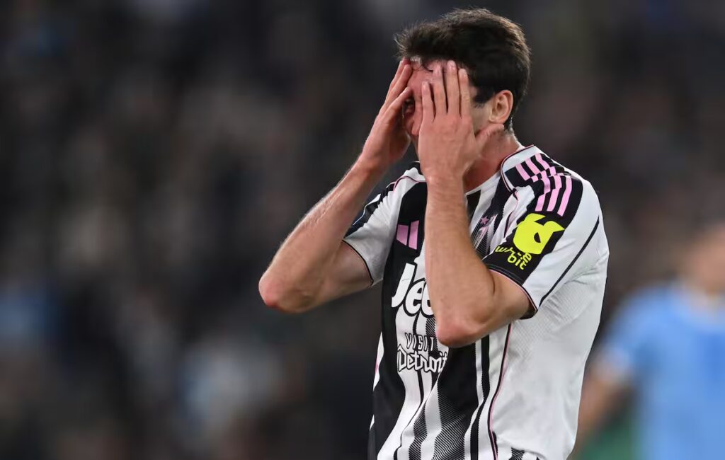 Cambiaso si mette le mani in volto dopo una prestazione opaca nel corso del match tra Lazio e Juventus