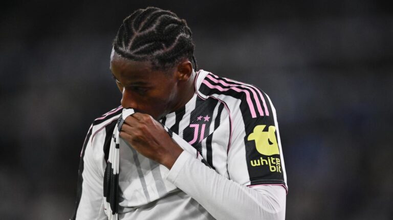 Jonathan David disperato dopo una brutta prestazione nel corso della partita tra Lazio e Juventus