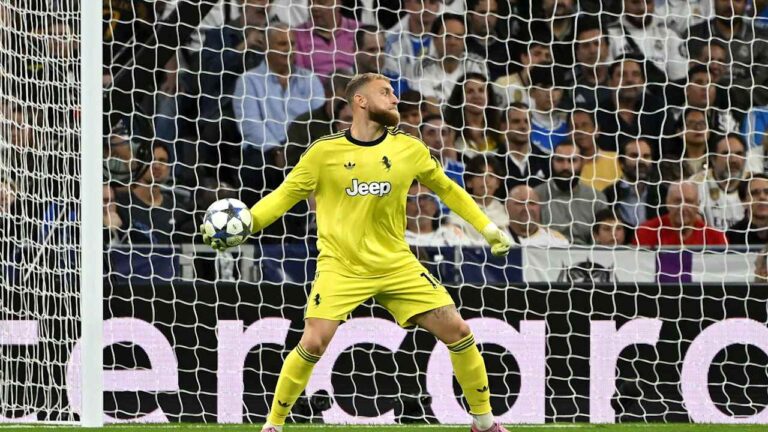 Di Gregorio lancia il pallone con le mani nel corso del match tra Real Madrid e Juventus