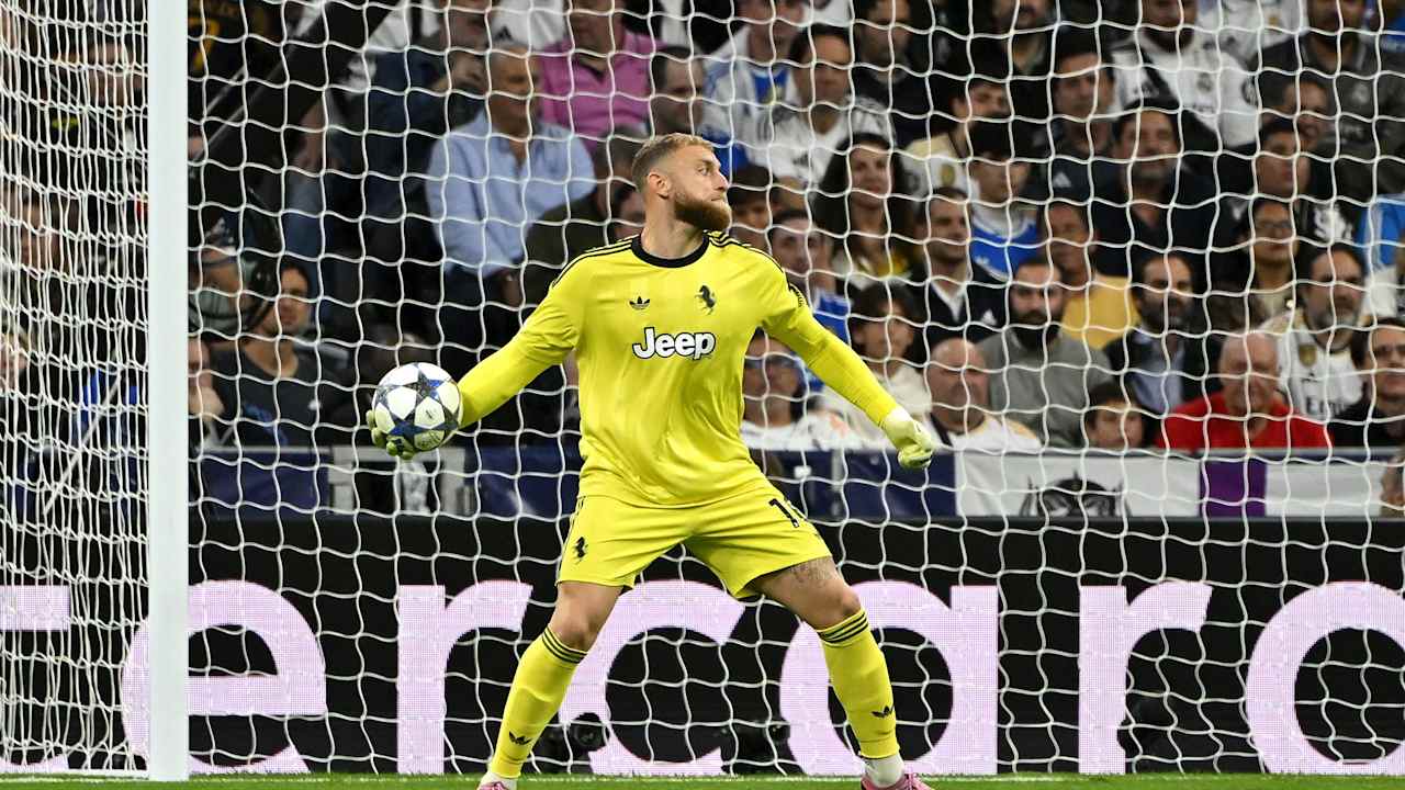 Di Gregorio lancia il pallone con le mani nel corso del match tra Real Madrid e Juventus
