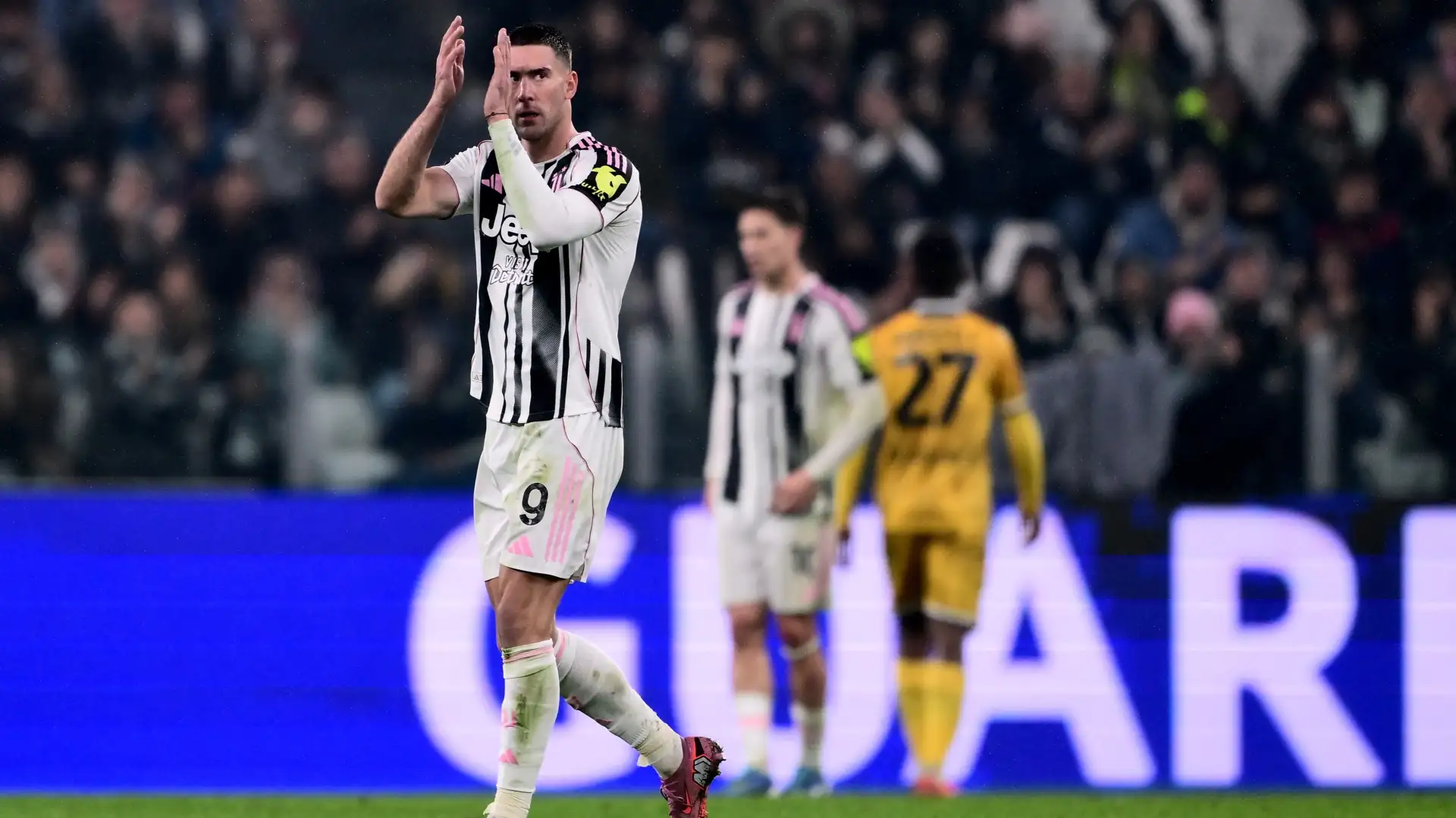 Dusan Vlahovic applaude i tifosi all'uscita dal campo durante la partita tra Juventus e Udinese