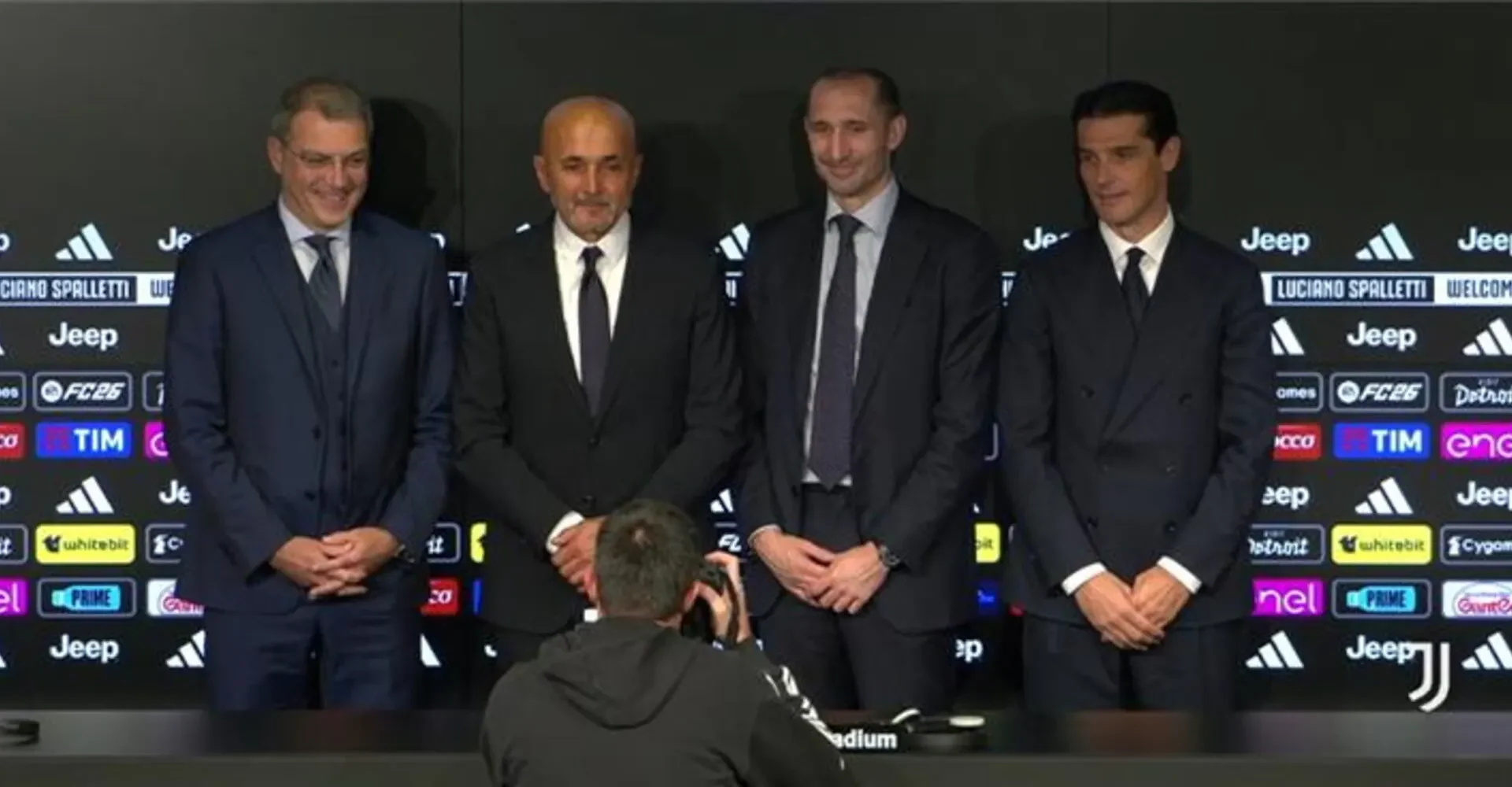 Spalletti con Chiellini, Comolli e Modesto fanno una foto di rito al termine della conferenza stampa di presentazione