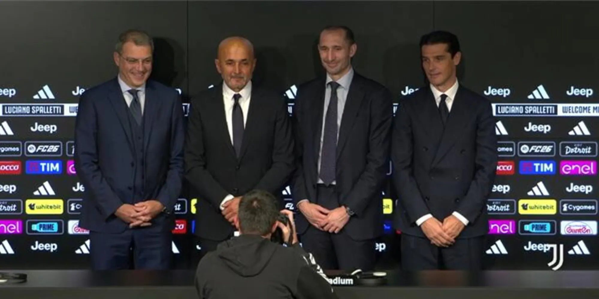 Spalletti con Chiellini, Comolli e Modesto fanno una foto di rito al termine della conferenza stampa di presentazione