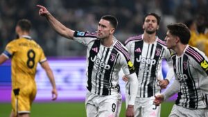 Vlahovic esulta dopo aver siglato il gol dell'1-0 su rigore nella partita tra Juventus e Udinese