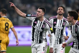 Vlahovic esulta dopo aver siglato il gol dell'1-0 su rigore nella partita tra Juventus e Udinese