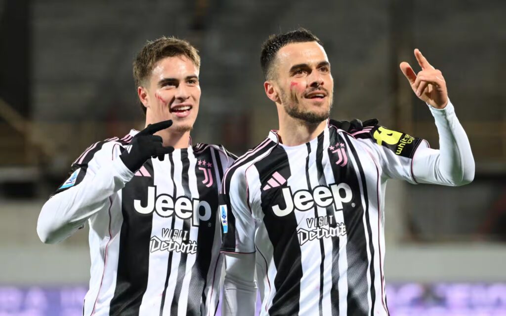 Kostic festeggia con Yildiz il suo gol del momentaneo 0-1 in Fiorentina-Juventus