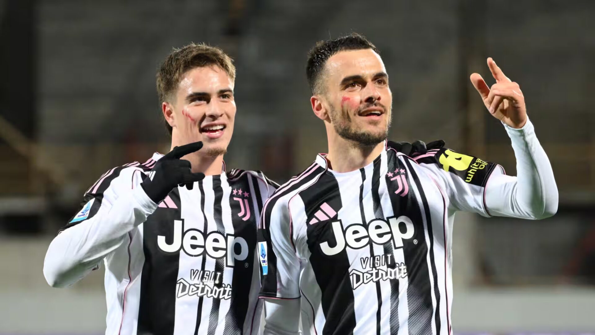 Kostic festeggia con Yildiz il suo gol del momentaneo 0-1 in Fiorentina-Juventus