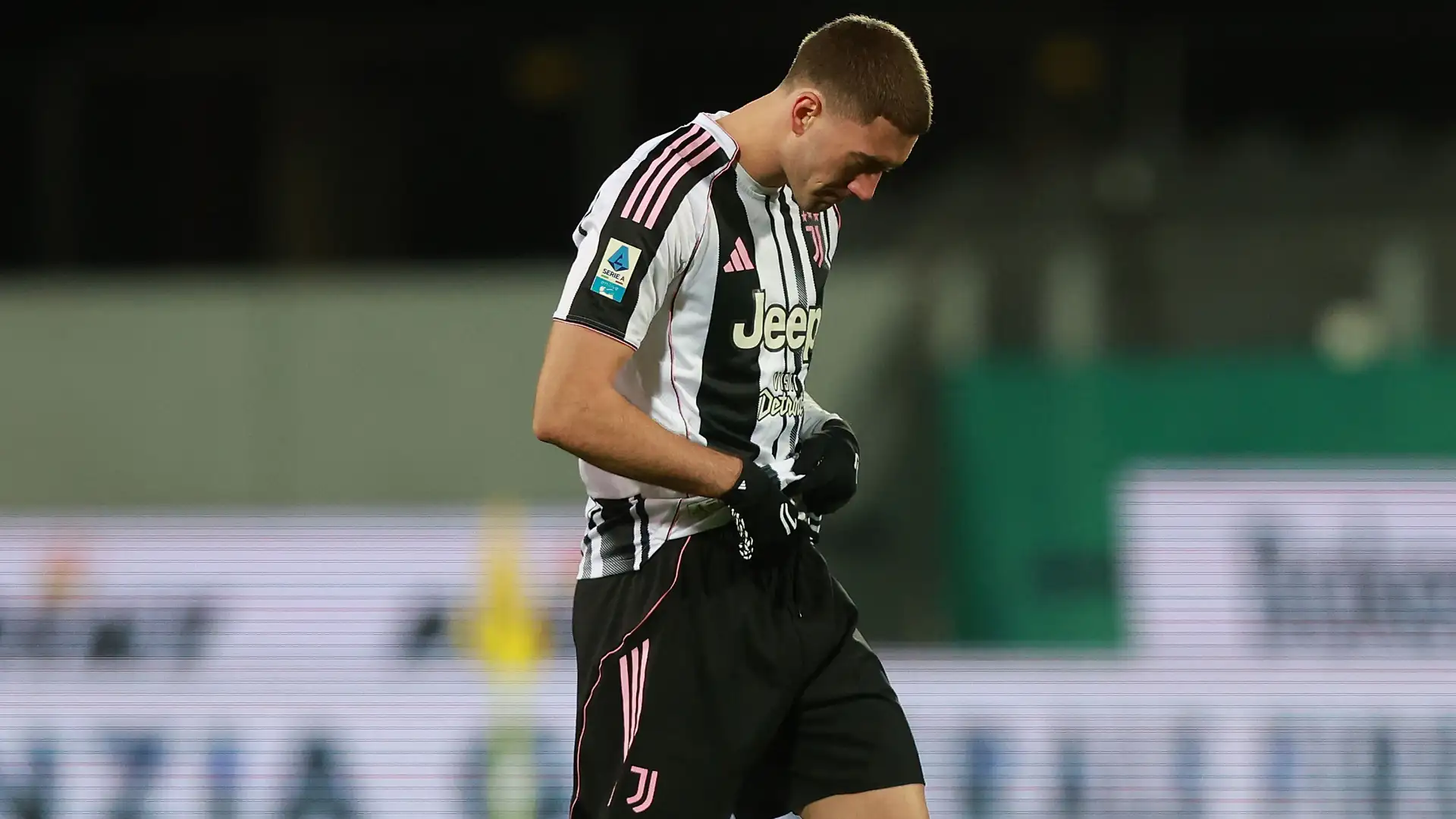 Scene vergognose a Firenze: Vlahovic bersagliato dai tifosi viola con cori razzisti