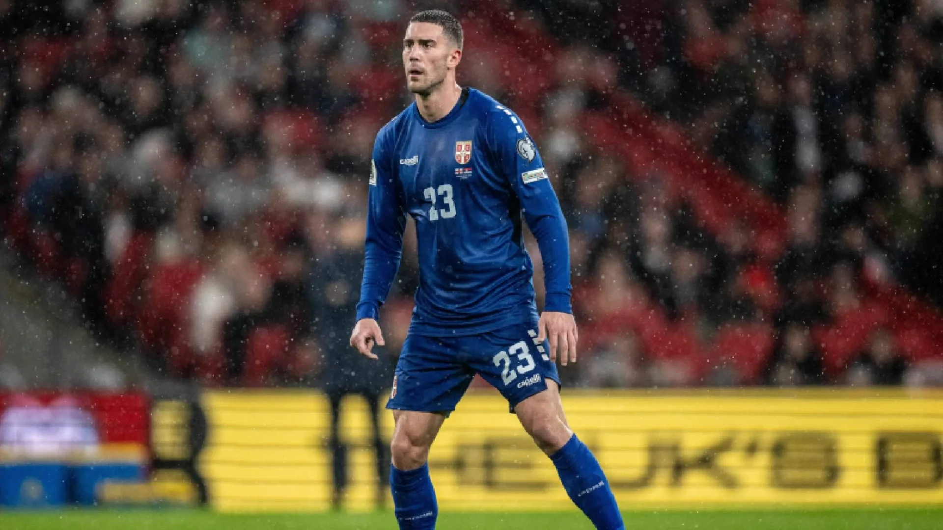 Dusan Vlahovic in campo con la sua Serbia in occasione della partita contro l'Inghilterra