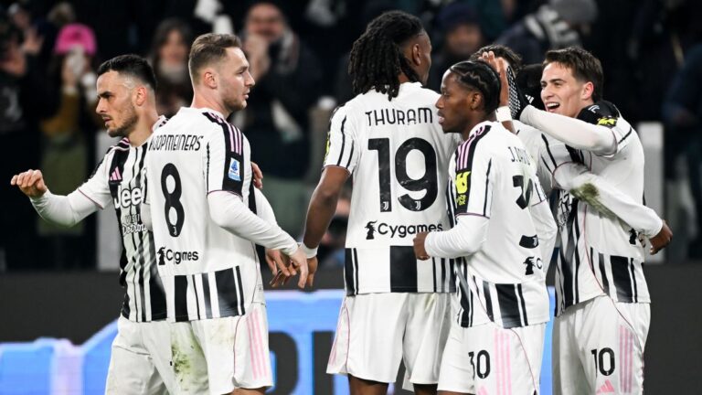 La Juventus esulta dopo la vittoria con il Cagliari