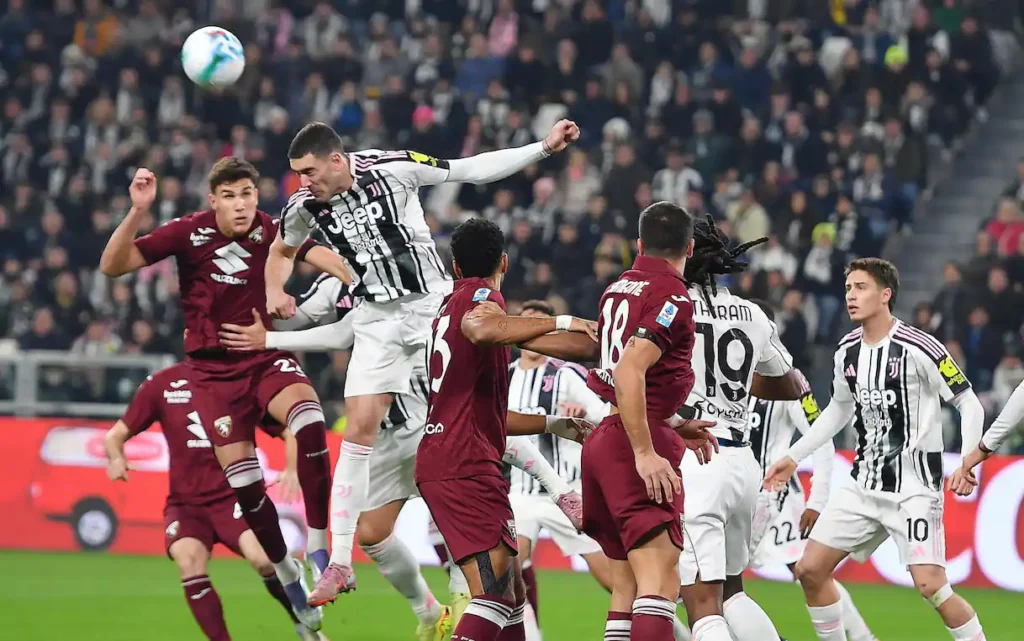 Vlahovic colpisce di testa in una situazione di calcio d'angolo nel corso del derby della mole tra Juventus e Torino
