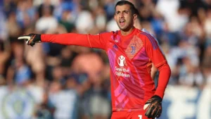 Perin da indicazioni alla squadra nel corso di una partita