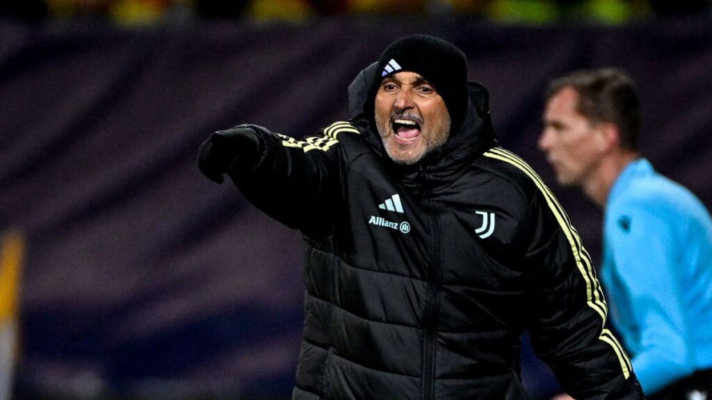 Spalletti dà indicazioni ai giocatori durante Bodø/Glimt-Juventus di Champions League