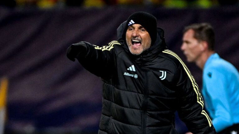 Spalletti dà indicazioni ai giocatori durante Bodø/Glimt-Juventus di Champions League