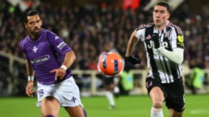 Vlahovic rincorre il pallone nel corso di Fiorentina-Juventus