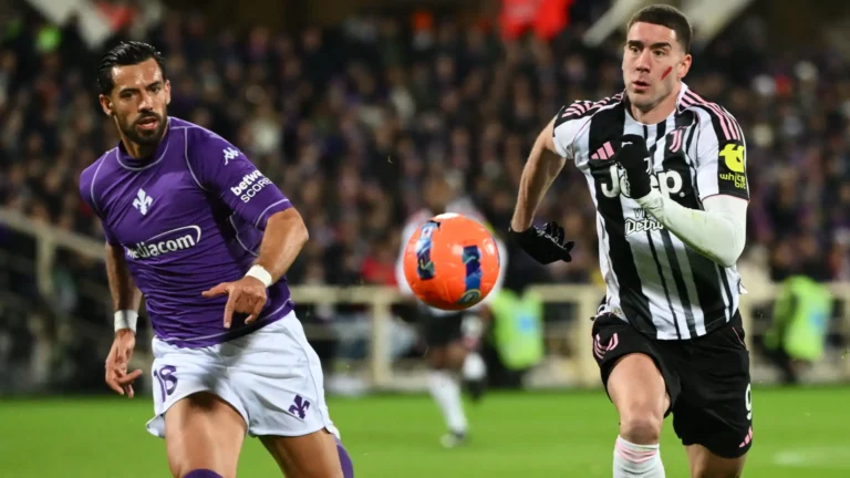 Vlahovic rincorre il pallone nel corso di Fiorentina-Juventus