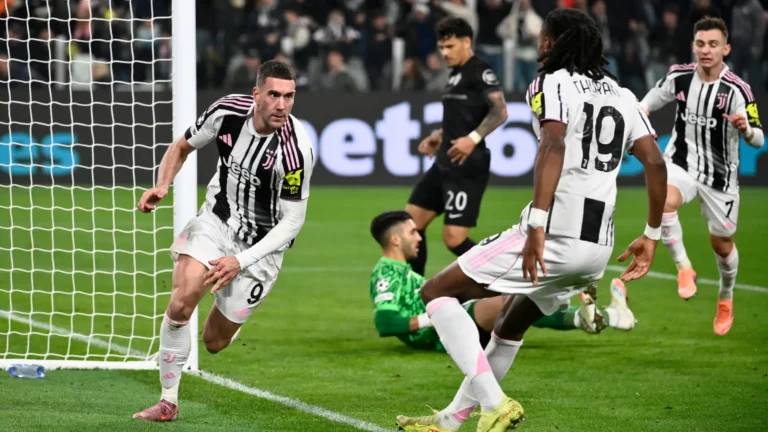 Vlahovic esulta dopo il gol del 1-1 che vale il pareggio contro lo Sporting