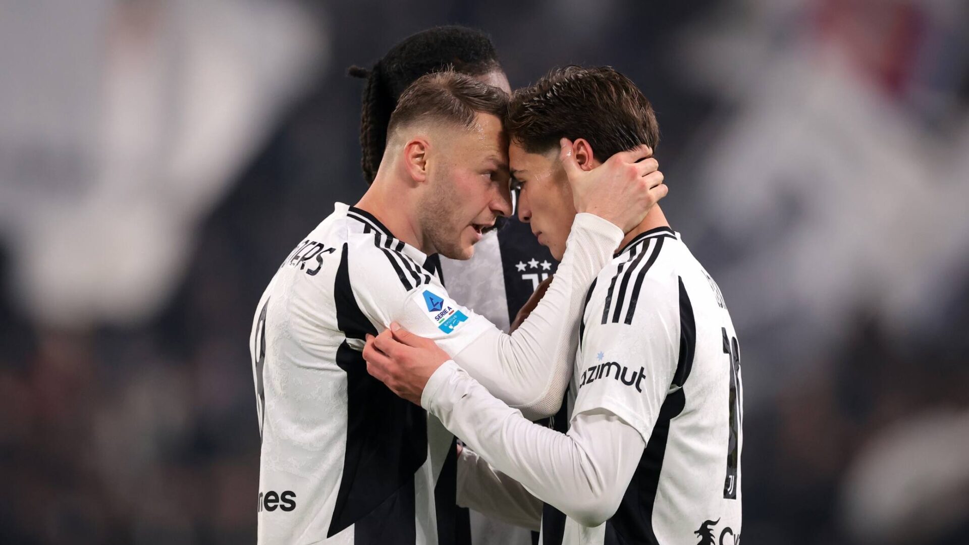 Yildiz viene caricato da Koopmeiners prima di un azione importante nel corso di una partita della Juventus