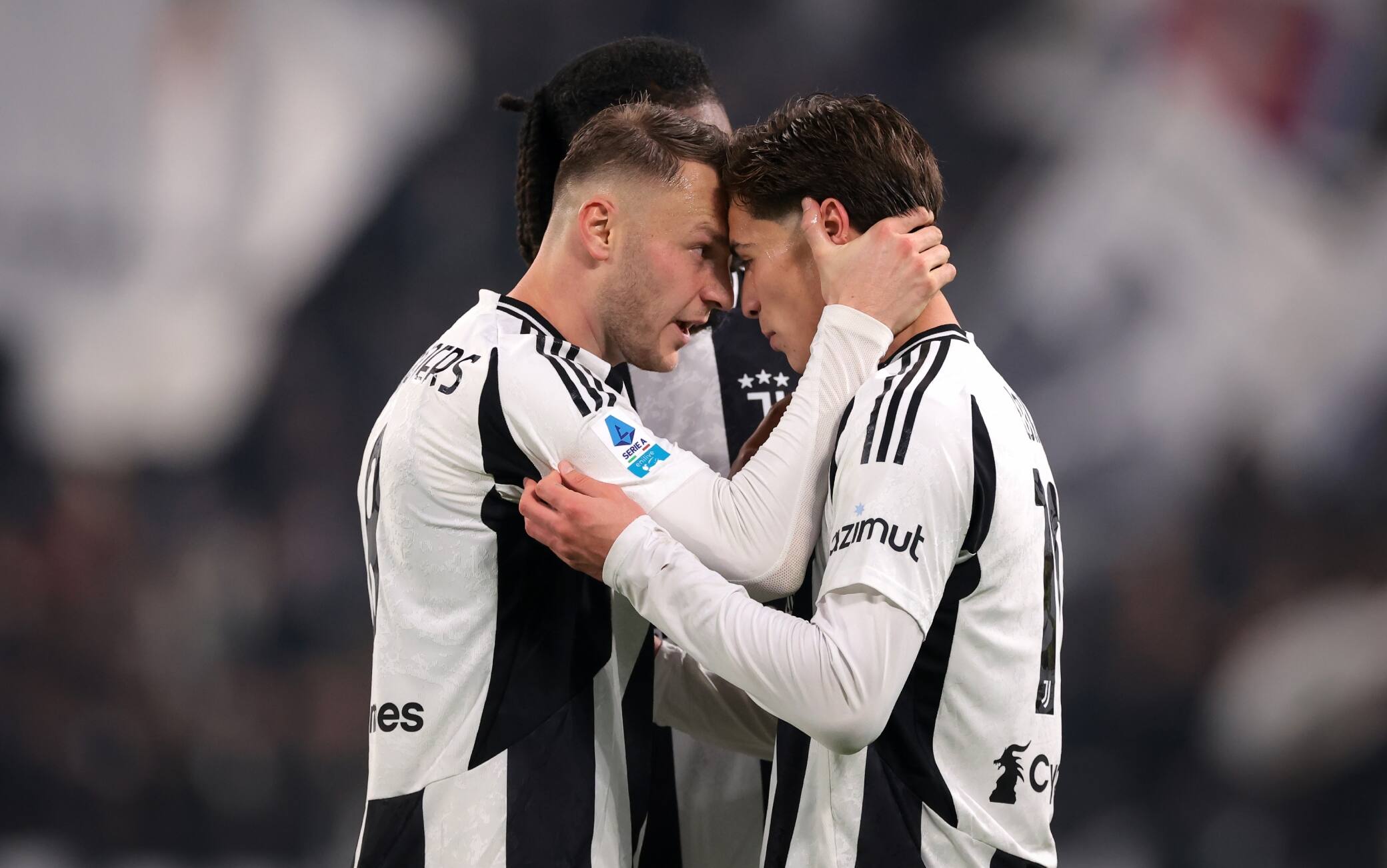 Yildiz viene caricato da Koopmeiners prima di un azione importante nel corso di una partita della Juventus