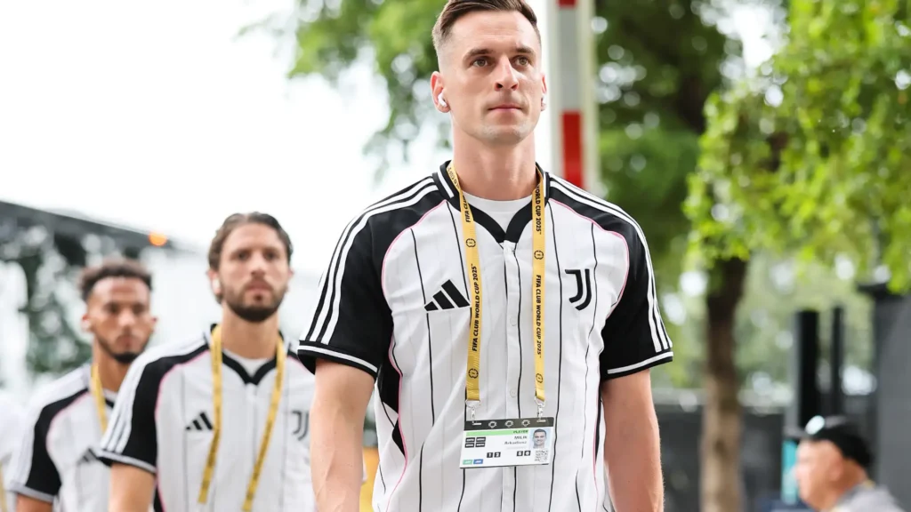 Milik cammina per dirigersi allo stadio in occasione di una partita del mondiale per club