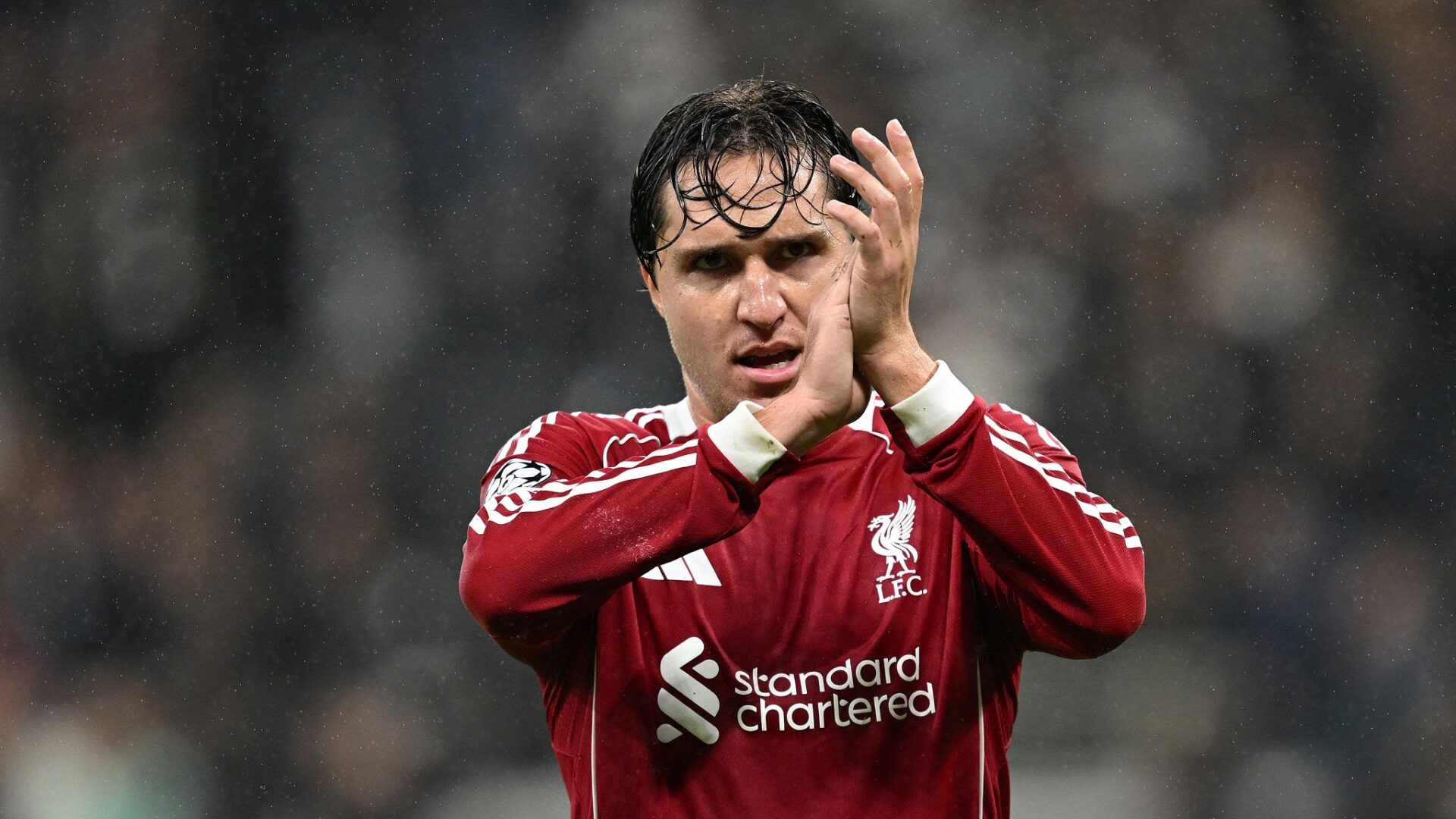 Chiesa, con la maglia del Liverpool, applaude il suo pubblico durante il match di Champions League contro l'Eintracht Francoforte (Photo by Christian Kaspar-Bartke/Getty Images)