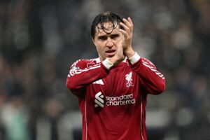Chiesa, con la maglia del Liverpool, applaude il suo pubblico durante il match di Champions League contro l'Eintracht Francoforte (Photo by Christian Kaspar-Bartke/Getty Images)