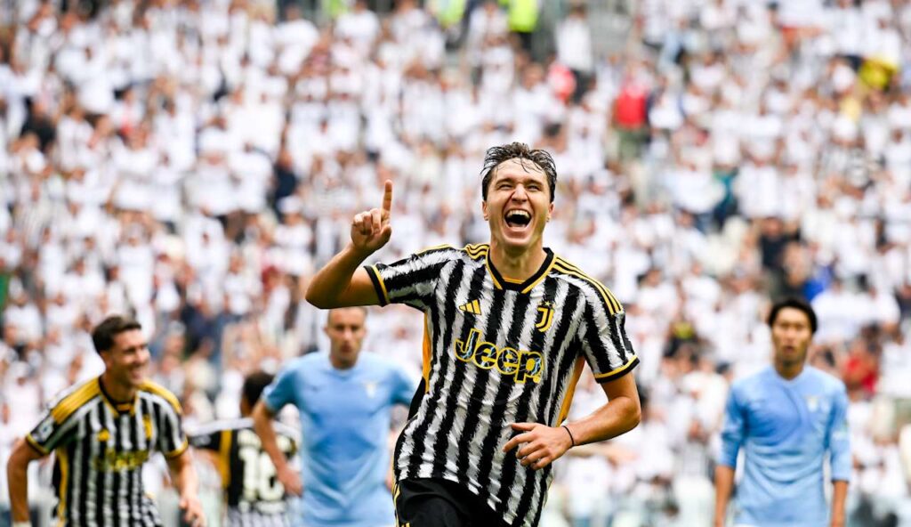 Chiesa, con la maglia della Juventus, esulta a un suo gol contro la Lazio