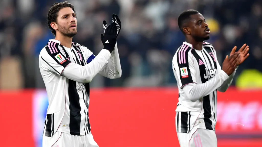 David e Locatelli applaudono i loro tifosi al termine di Juventus-Udinese di Coppa Italia