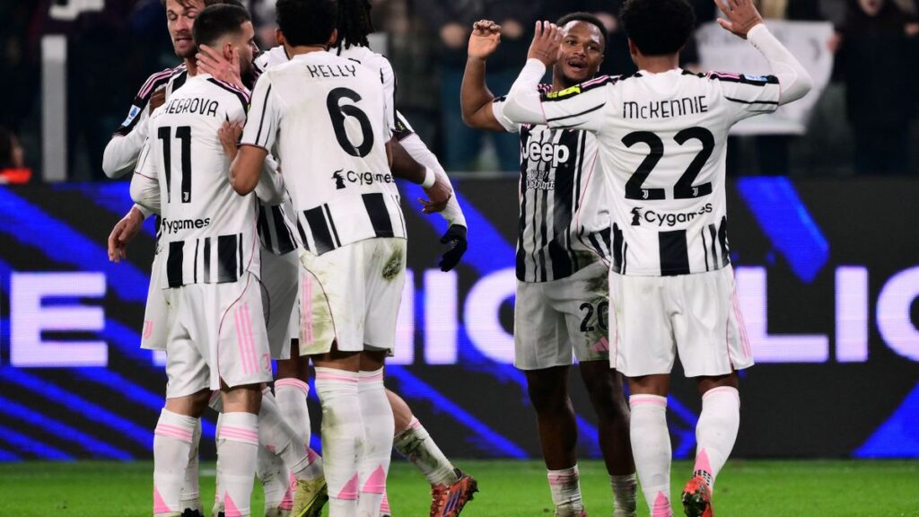 I giocatori della Juventus festeggiano il gol del momentaneo 2-0 di Openda
