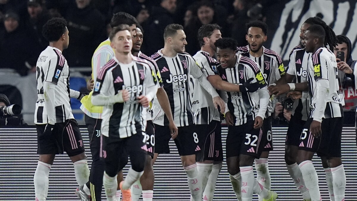 I giocatori bianconeri festeggiano lo 0-1 di Cabal contro il Bologna
