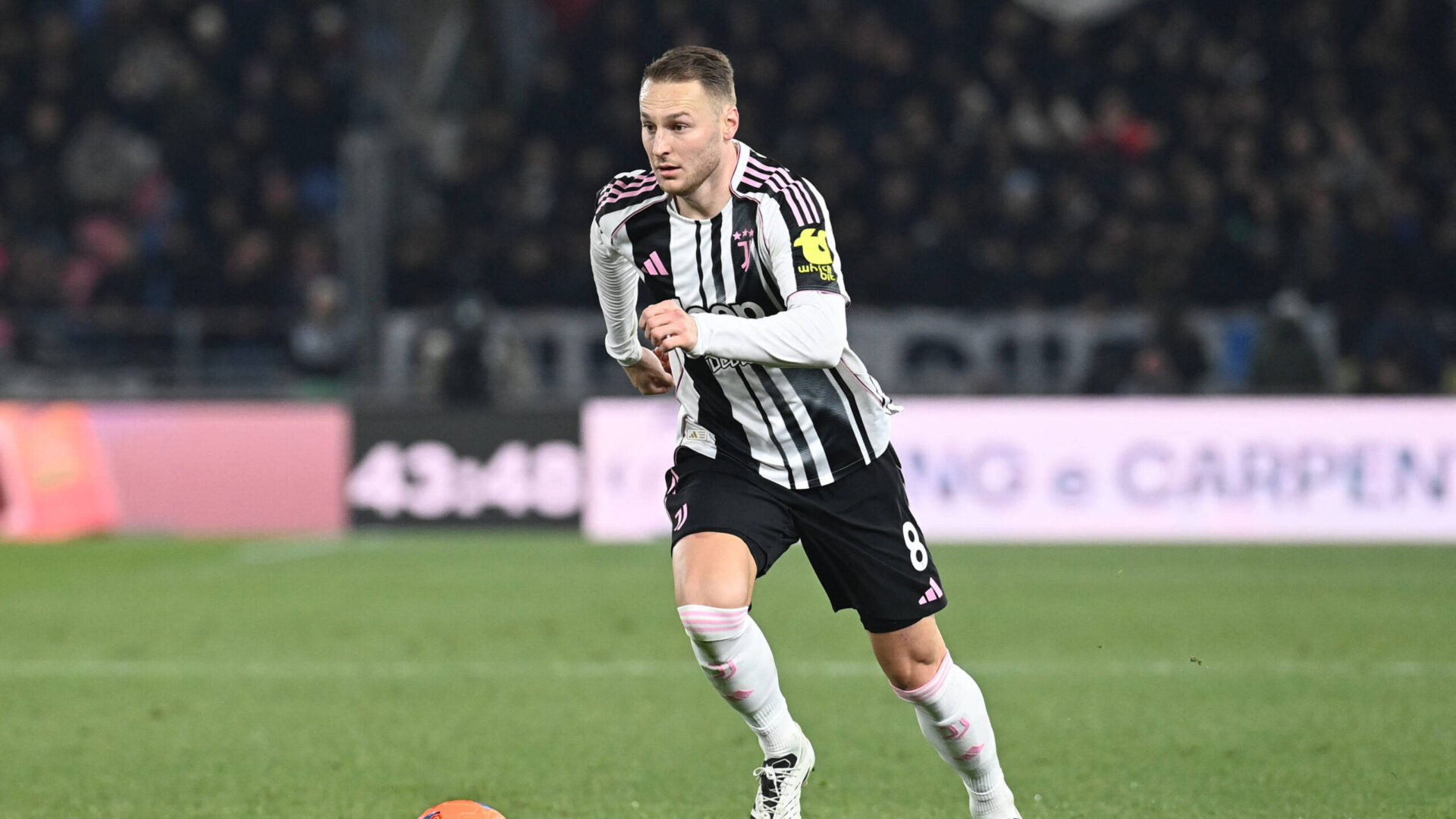 Koopmeiners conduce il pallone nel corso di una azione durante la partita tra Bologna e Juventus