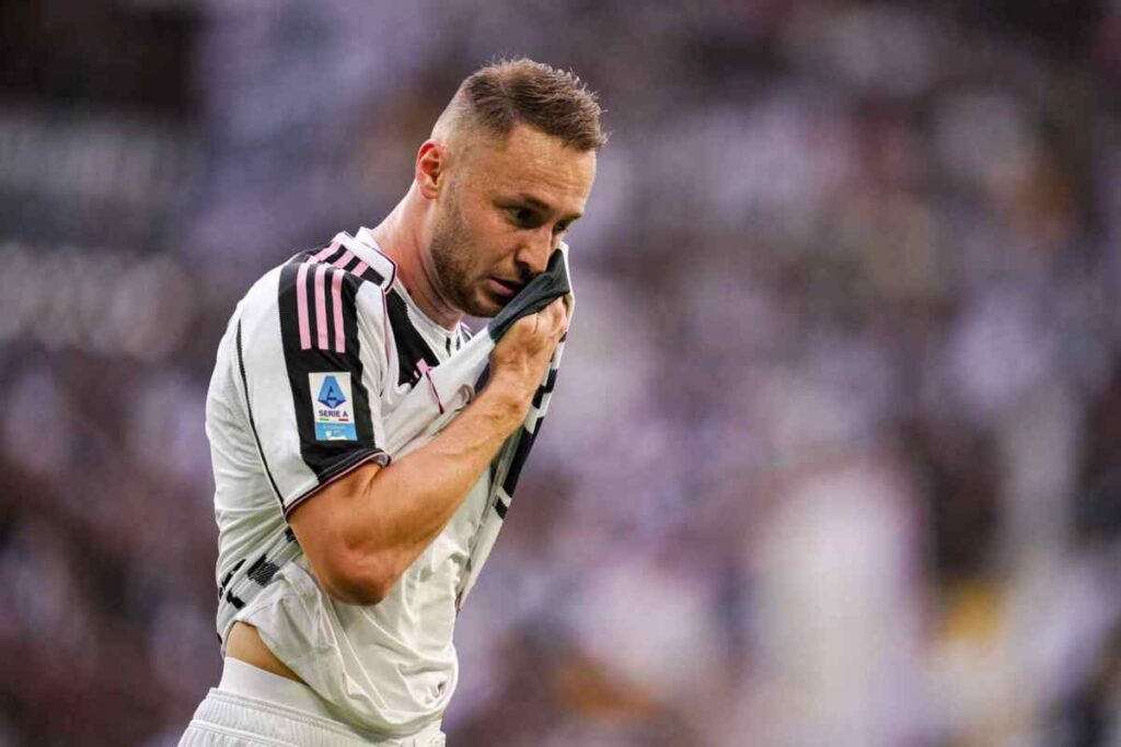 Koopmeiners visibilmente deluso dopo una brutta prestazione con la maglia della Juventus