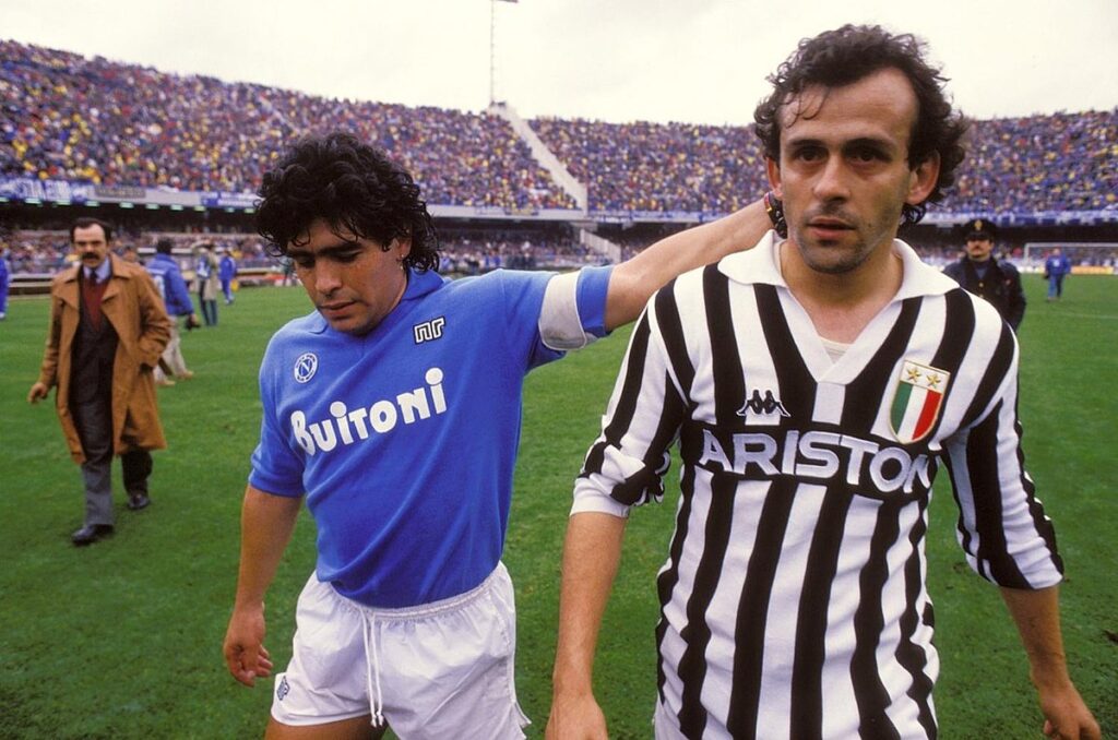 Diego Armando Maradona, con la maglia del Napoli, viene immortalato insieme a Michel Platini, con la maglia della Juventus