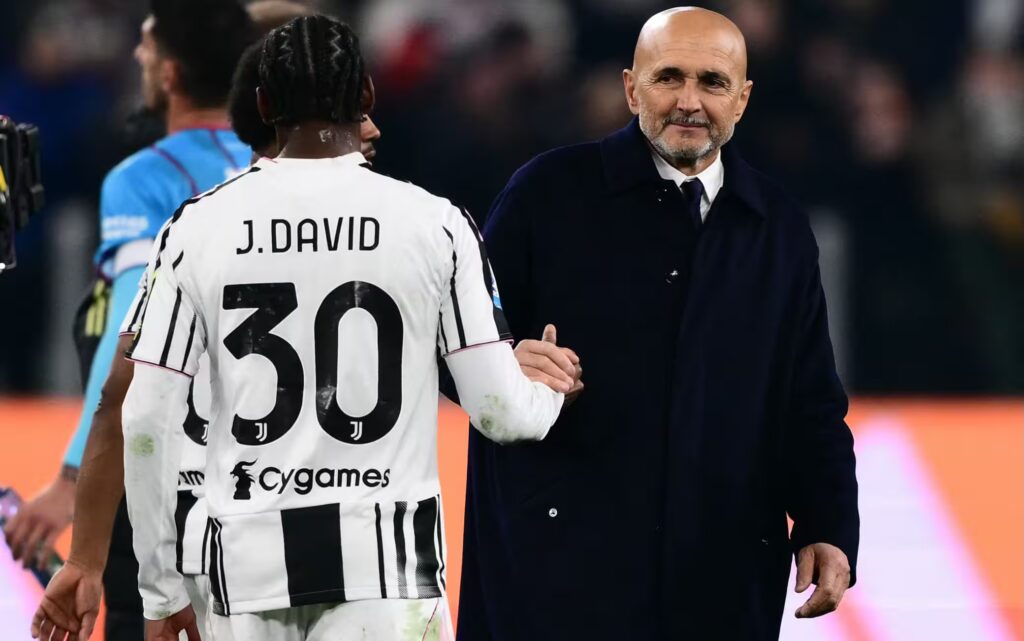 David stringe la mano a Spalletti al momento della sostituzione dopo il gol siglato in Juventus-Pafos