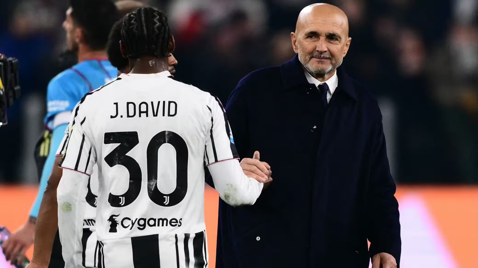 David stringe la mano a Spalletti al momento della sostituzione dopo il gol siglato in Juventus-Pafos