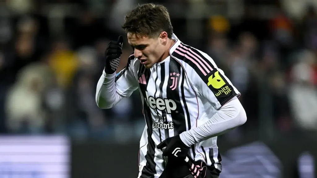 Yildiz corre durante un'azione della Juventus nel corso della partita contro il Pisa